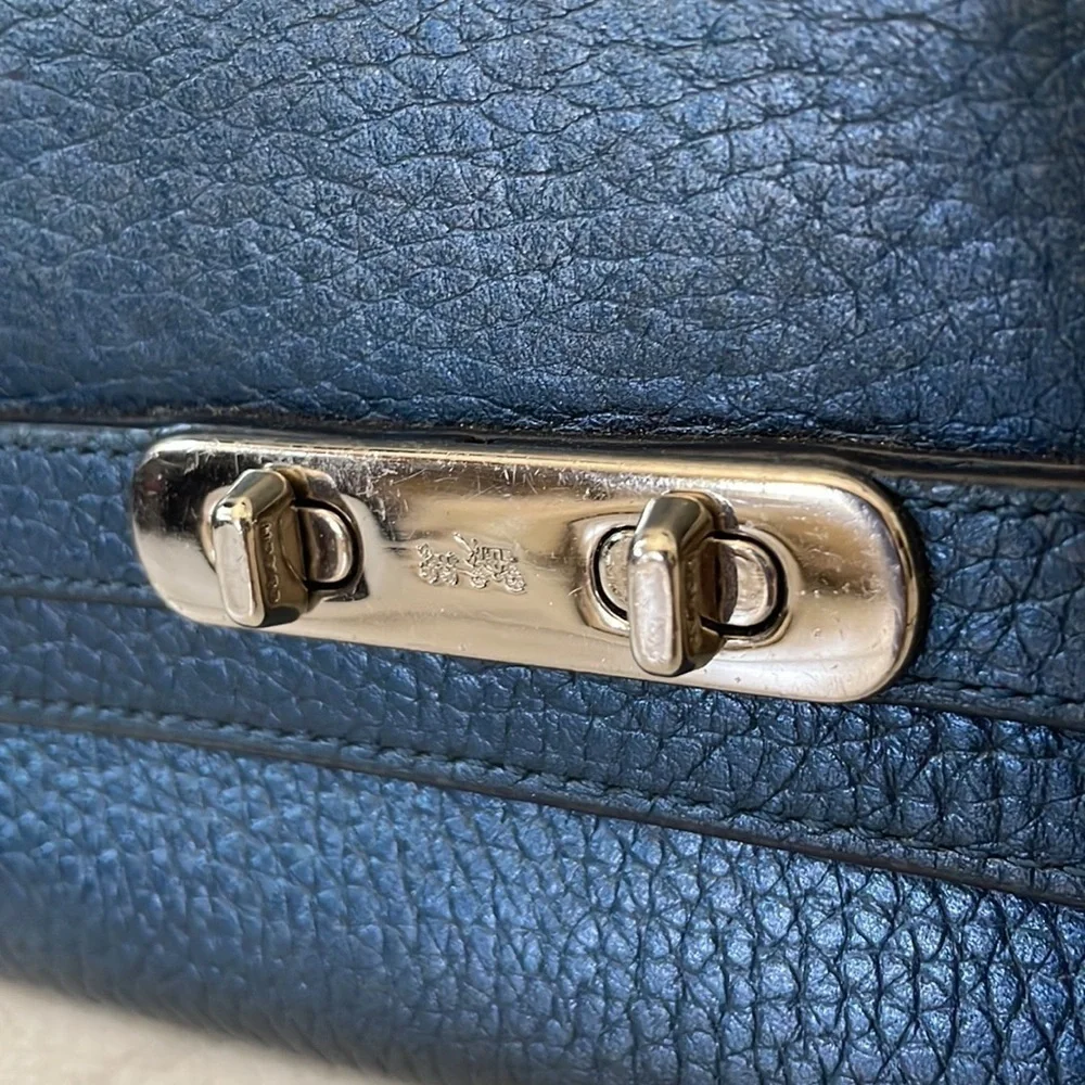 VTG COACH Blue Metallic Leather Turn Key Clutch